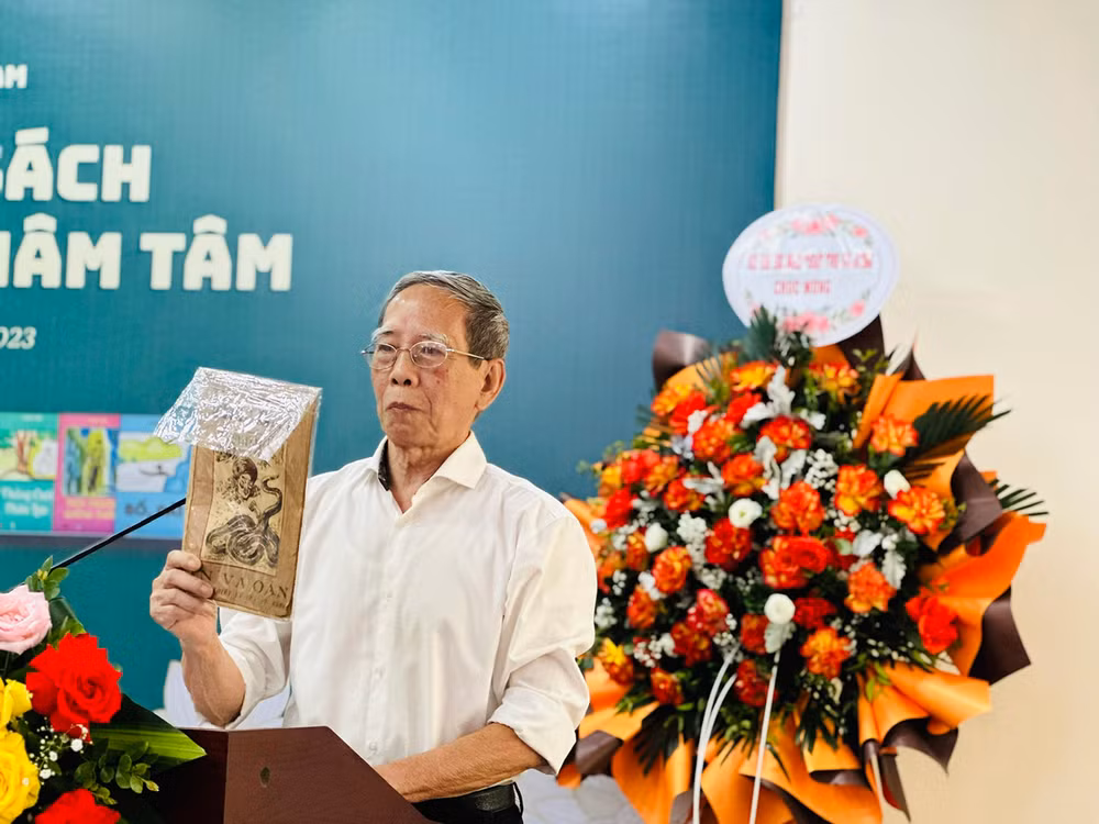 Ông Nguyễn Tuấn Khoa, con trai duy nhất của nhà thơ Thâm Tâm kể về quá trình tìm lại tác phẩm của cha. Ông Nguyễn Tuấn Khoa, con trai duy nhất của nhà thơ Thâm Tâm kể về quá trình tìm lại tác phẩm của cha.