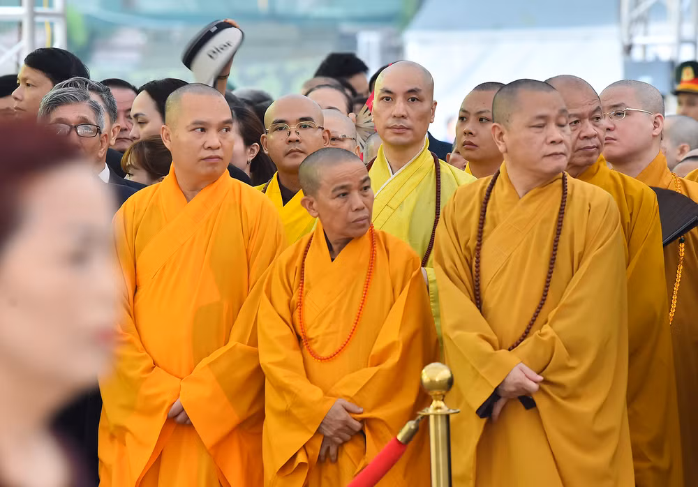 Đoàn Giáo hội Phật giáo Việt Nam thành phố Hà Nội chuẩn bị vào viếng Tổng Bí thư Nguyễn Phú Trọng. Đoàn Giáo hội Phật giáo Việt Nam thành phố Hà Nội chuẩn bị vào viếng Tổng Bí thư Nguyễn Phú Trọng.