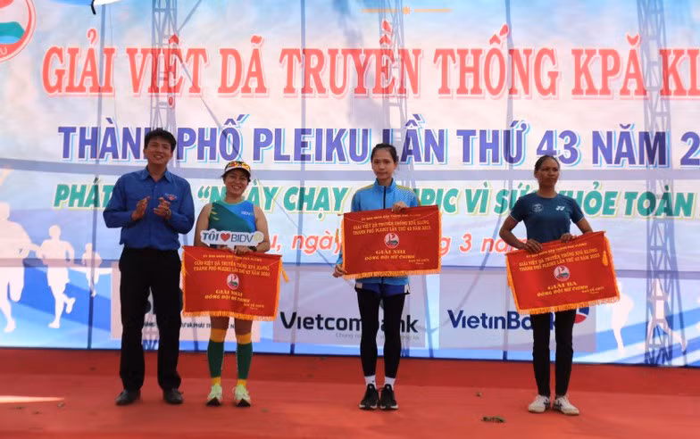 Trao giải thứ hạng cao nhất ở nội dung đồng đội nữ chính.