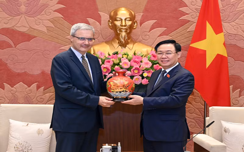Chủ tịch Quốc hội Vương Đình Huệ tặng quà lưu niệm cho Đại sứ Pháp Nicolas Warnery.