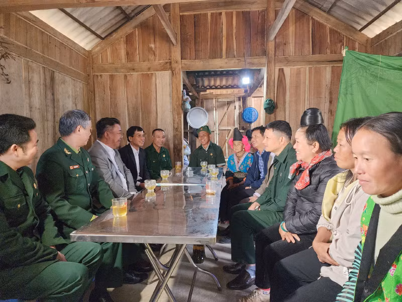 Niềm vui của gia đình ông Thào Giống Sếnh trong ngày bàn giao nhà.