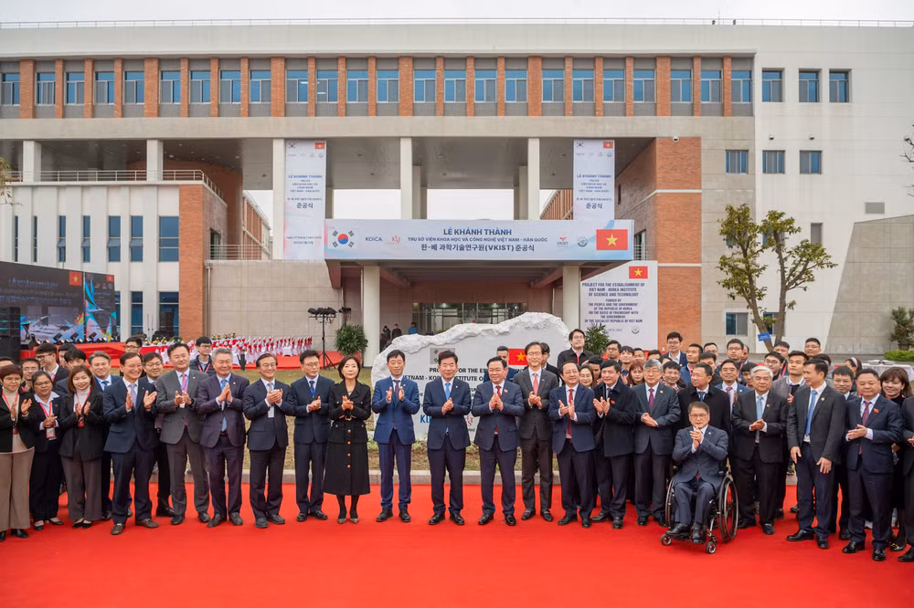 Chủ tịch Quốc hội Vương Đình Huệ và Chủ tịch Quốc hội Kim Jin Pyo với các đại biểu dự buổi lễ. (Ảnh Duy Linh)
