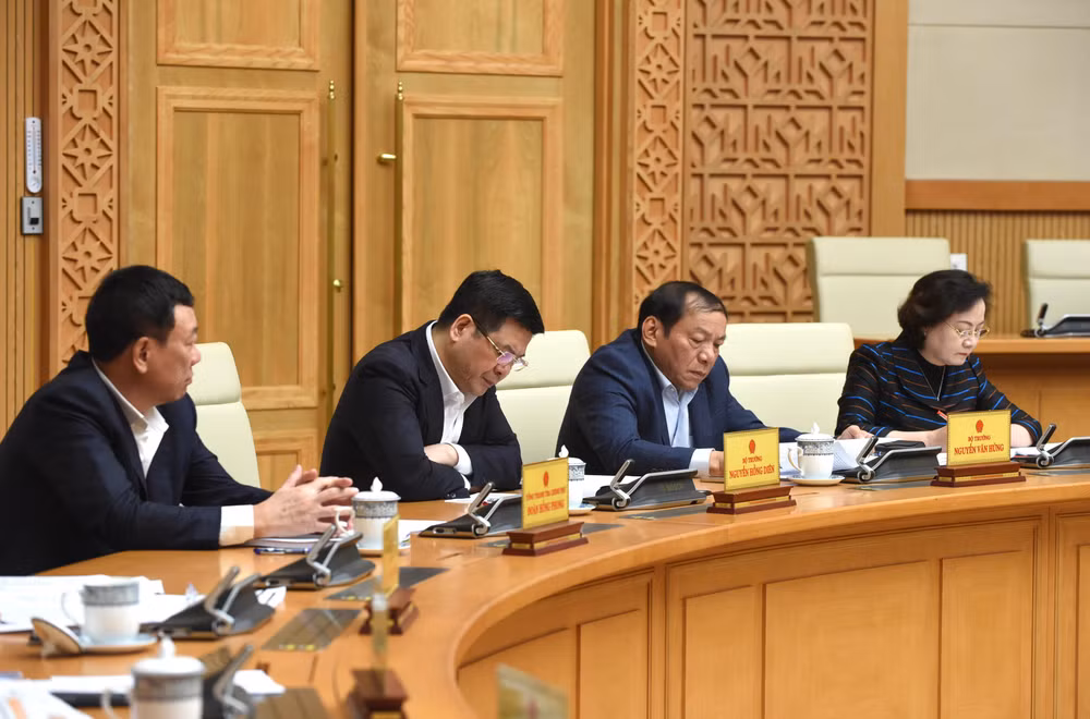 Theo chương trình, tại phiên họp, Chính phủ tập trung thảo luận về: Tình hình kinh tế-xã hội tháng 2 và 2 tháng đầu năm, triển khai Chương trình phục hồi, phát triển kinh tế-xã hội, 3 chương trình mục tiêu quốc gia, giải ngân vốn đầu tư công và các nhiệm vụ, giải pháp trọng tâm thời gian tới; thực trạng tình hình thị trường quốc tế và trong nước, các nhiệm vụ, giải pháp phát triển thị trường trong nước và thúc đẩy xuất khẩu; tình hình thực hiện Nghị quyết số 68/NQ-CP năm 2021 của Chính phủ về một số chính sách hỗ trợ người lao động và người sử dụng lao động gặp khó khăn do đại dịch Covid-19; dự thảo nghị quyết của Chính phủ về việc tiếp tục thực hiện các giải pháp bảo đảm thuốc, trang thiết bị y tế. Theo chương trình, tại phiên họp, Chính phủ tập trung thảo luận về: Tình hình kinh tế-xã hội tháng 2 và 2 tháng đầu năm, triển khai Chương trình phục hồi, phát triển kinh tế-xã hội, 3 chương trình mục tiêu quốc gia, giải ngân vốn đầu tư công và các nhiệm vụ, giải pháp trọng tâm thời gian tới; thực trạng tình hình thị trường quốc tế và trong nước, các nhiệm vụ, giải pháp phát triển thị trường trong nước và thúc đẩy xuất khẩu; tình hình thực hiện Nghị quyết số 68/NQ-CP năm 2021 của Chính phủ về một số chính sách hỗ trợ người lao động và người sử dụng lao động gặp khó khăn do đại dịch Covid-19; dự thảo nghị quyết của Chính phủ về việc tiếp tục thực hiện các giải pháp bảo đảm thuốc, trang thiết bị y tế.