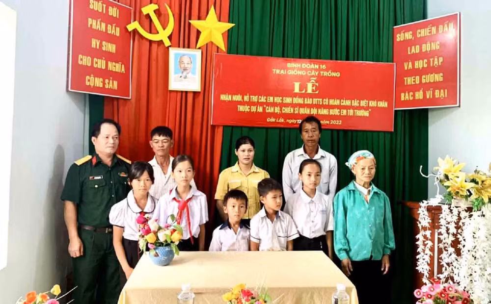 Đại diện Trại giống cây trồng, Binh đoàn 16 và các em học sinh cùng gia đình tại lễ nhận nuôi, hỗ trợ.