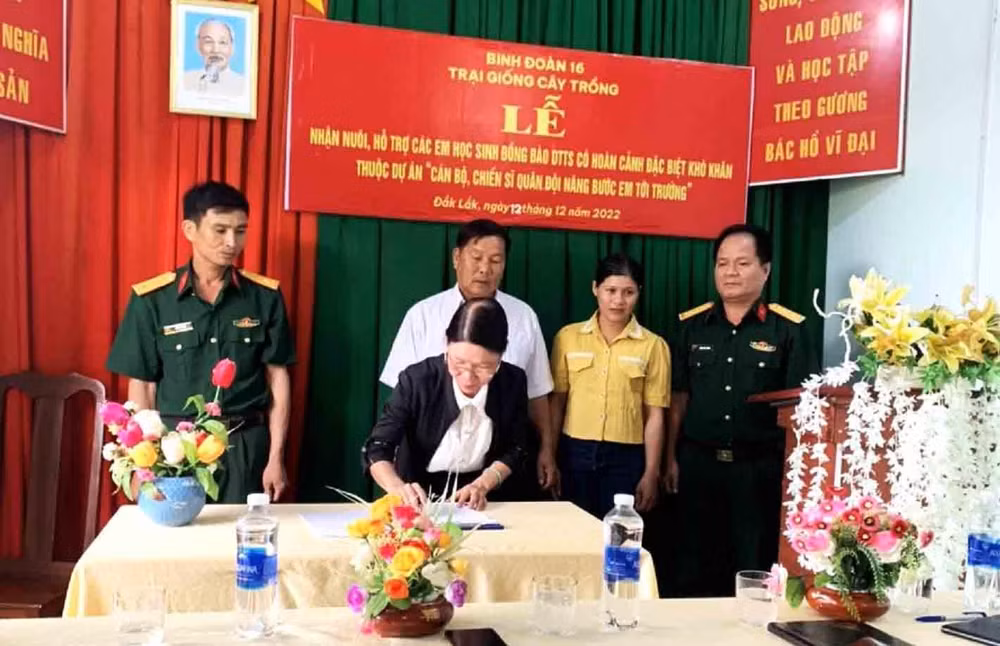 Đại diện lãnh đạo Đảng ủy xã Ia R’vê và Trại giống cây trồng, Binh đoàn 16 ký kết nhận nuôi, hỗ trợ 5 em học sinh đồng bào dân tộc thiểu số có hoàn cảnh đặc biệt khó khăn thuộc Dự án “cán bộ, chiến sĩ quân đội nâng bước em đến trường”.