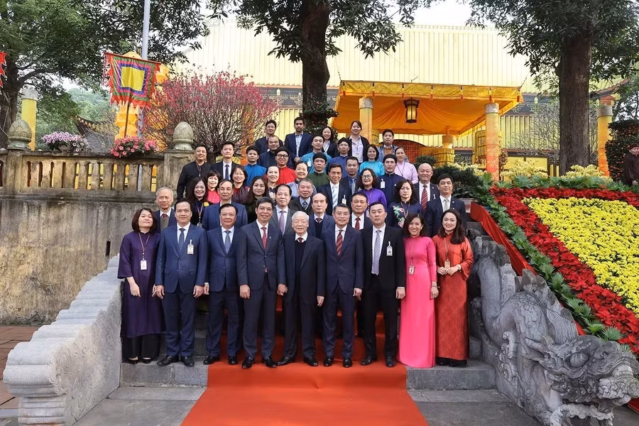 Tổng Bí thư Nguyễn Phú Trọng và các đại biểu với cán bộ, nhân viên Khu di tích Hoàng thành Thăng Long.