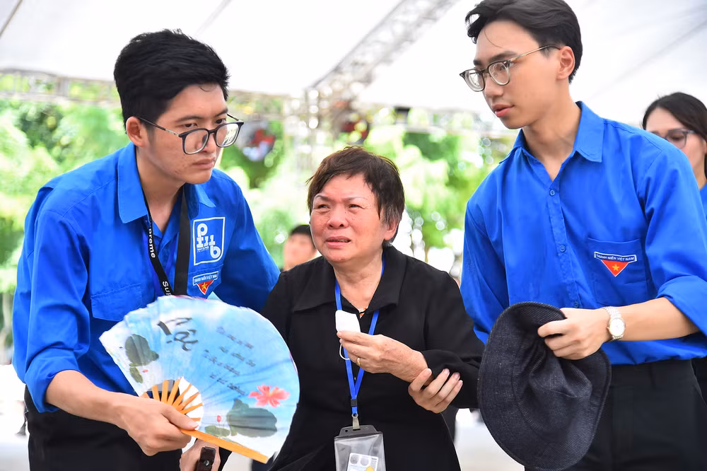 Nhiều người dân không kìm được những giọt nước mắt khi tới viếng Tổng Bí thư Nguyễn Phú Trọng. Nhiều người dân không kìm được những giọt nước mắt khi tới viếng Tổng Bí thư Nguyễn Phú Trọng.