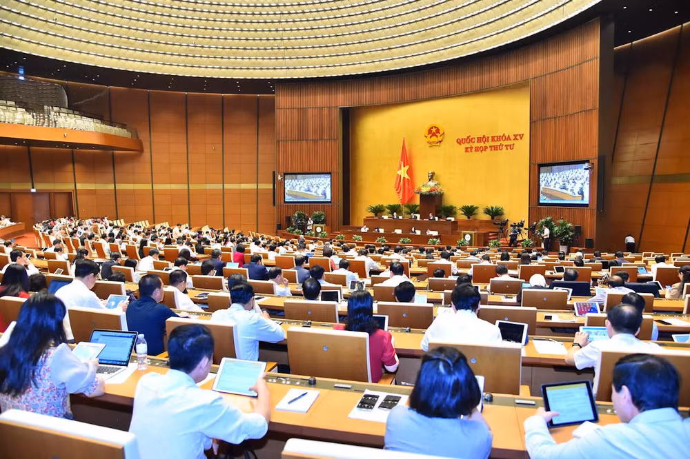 Quang cảnh phiên thảo luận tại Hội trường Diên Hồng sáng 24/10.
