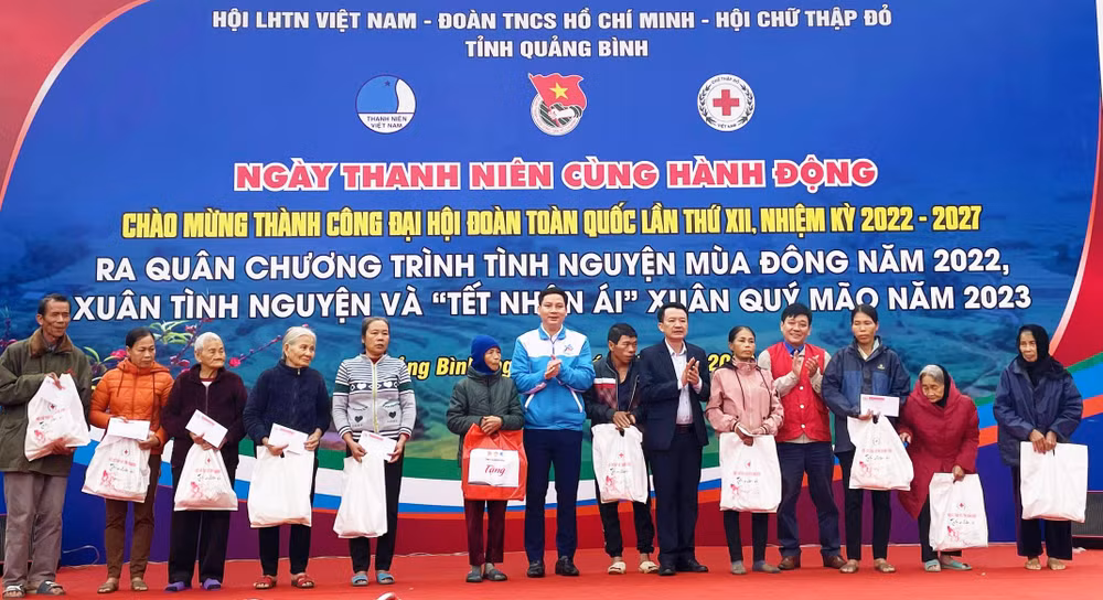 Tặng quả cho hộ nghèo xã Lâm Trạch, huyện Bố Trạch (Quảng Bình.