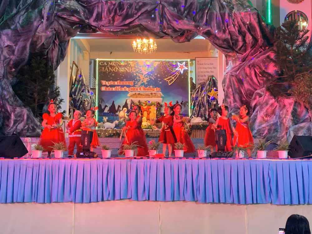 Người dân xem văn nghệ mừng Giáng sinh tại Nhà thờ họ đạo An Hòa, Ninh Kiều, thành phố Cần Thơ. Người dân xem văn nghệ mừng Giáng sinh tại Nhà thờ họ đạo An Hòa, Ninh Kiều, thành phố Cần Thơ.