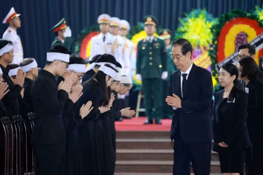 Đoàn Hàn Quốc do Thủ tướng Hàn Quốc Han Duck Soo, đặc phái viên của Tổng thống Hàn Quốc làm Trưởng đoàn, viếng Tổng Bí thư Nguyễn Phú Trọng sáng 25/7/2024. (Ảnh: TTXVN)