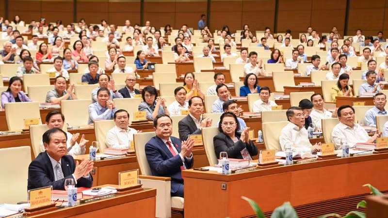 Chủ tịch Quốc hội Trần Thanh Mẫn cùng các đồng chí lãnh đạo, nguyên lãnh đạo Đảng, Nhà nước và các đại biểu dự lễ ra mắt cuốn sách. Chủ tịch Quốc hội Trần Thanh Mẫn cùng các đồng chí lãnh đạo, nguyên lãnh đạo Đảng, Nhà nước và các đại biểu dự lễ ra mắt cuốn sách.