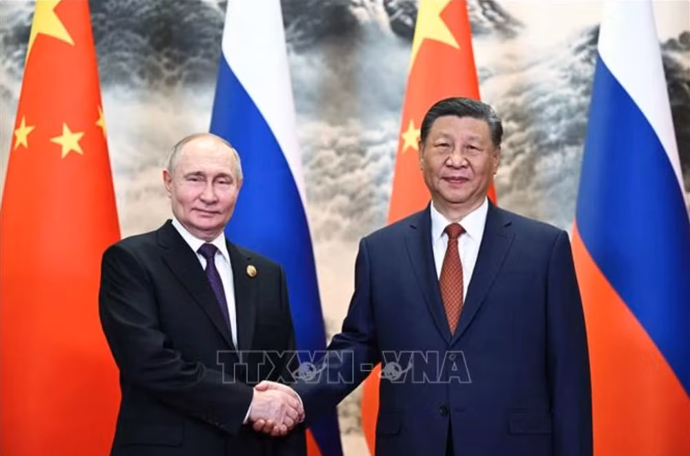 Chủ tịch Trung Quốc Tập Cận Bình (phải) và Tổng thống Nga Vladimir Putin tại cuộc gặp ở Bắc Kinh ngày 16/5/2024. (Ảnh: AFP/TTXVN)