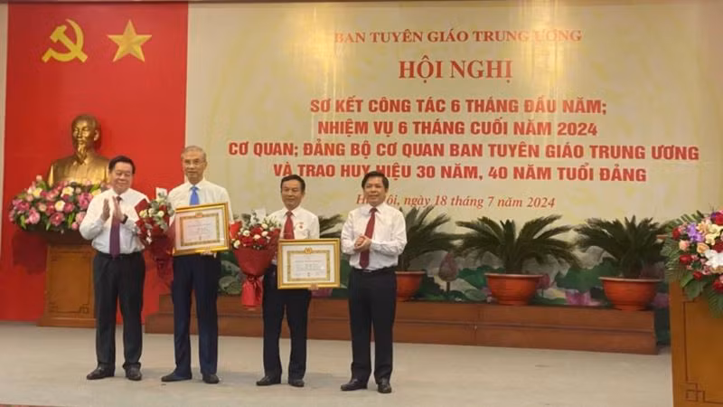 Lãnh đạo Ban Tuyên giáo Trung ương và Đảng ủy Khối các cơ quan Trung ương trao Huy hiệu 30 và 40 năm tuổi đảng tặng 2 đảng viên trong Đảng bộ cơ quan.