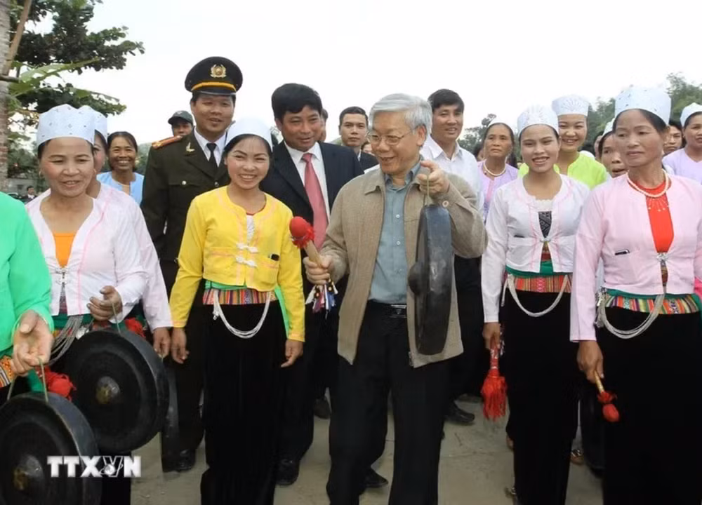 Tổng Bí thư Nguyễn Phú Trọng cùng đánh cồng với đồng bào dân tộc Mường trong Ngày hội Đại đoàn kết toàn dân tộc khu dân cư xóm Cầu, xã Bắc Sơn, huyện Kim Bôi, tỉnh Hòa Bình (13/11/2011). (Ảnh: TTXVN)