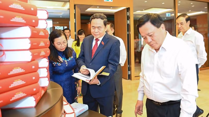 Chủ tịch Quốc hội Trần Thanh Mẫn và các đại biểu tham quan trưng bày cuốn sách của đồng chí Tổng Bí thư Nguyễn Phú Trọng tại buổi lễ. Chủ tịch Quốc hội Trần Thanh Mẫn và các đại biểu tham quan trưng bày cuốn sách của đồng chí Tổng Bí thư Nguyễn Phú Trọng tại buổi lễ.