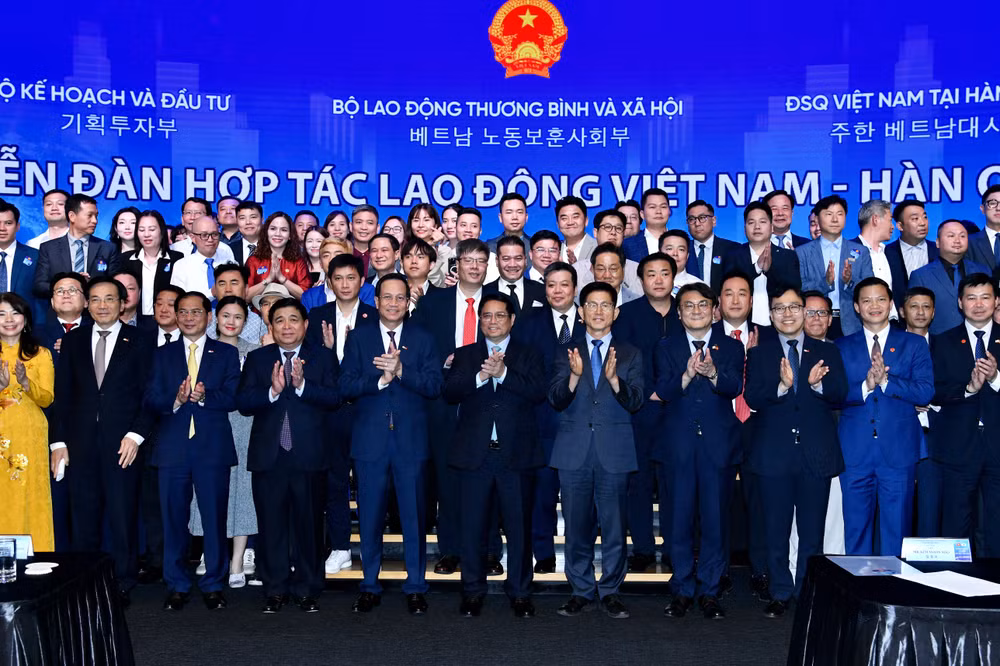 Thủ tướng Phạm Minh Chính chụp ảnh lưu niệm với các đại biểu tại Diễn đàn.