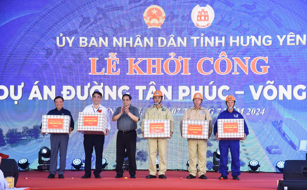 Thủ tướng tặng quà các đơn vị thi công dự án đường Tân Phúc-Võng Phan.