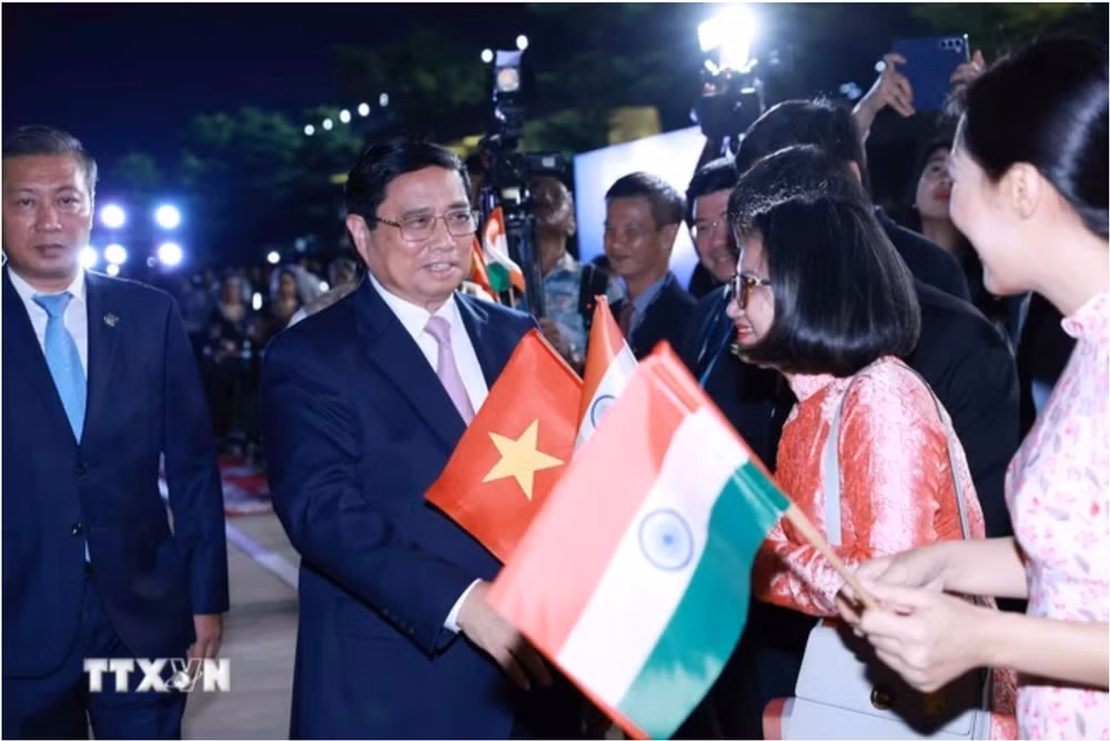 Cán bộ, nhân viên Đại sứ quán Việt Nam đón Thủ tướng Phạm Minh Chính tại sân bay quân sự Palam, Thủ đô New Delhi. (Ảnh: TTXVN)