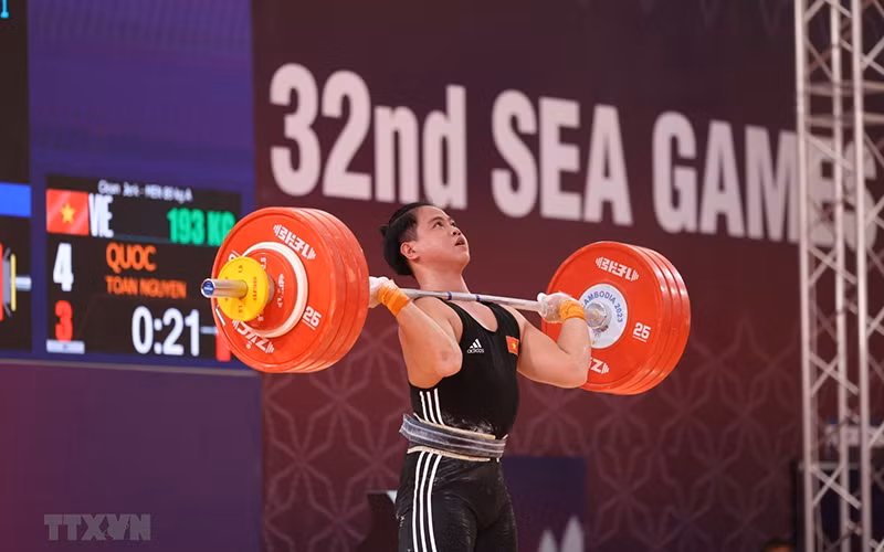 Nguyễn Quốc Toàn phá kỷ lục SEA Games tại môn Cử tạ hạng 89kg Nam. (Ảnh: TTXVN)
