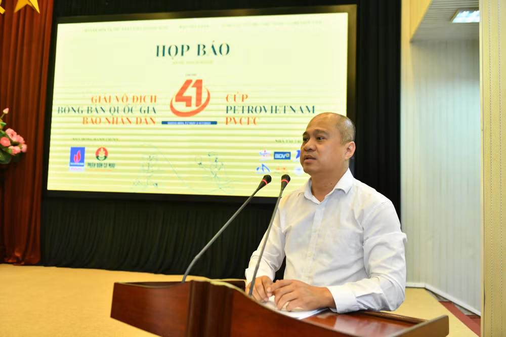 Ông Phan Anh Tuấn, Tổng Thư ký Liên đoàn Bóng bàn Việt Nam trả lời các câu hỏi về công tác tổ chức tại buổi họp báo.