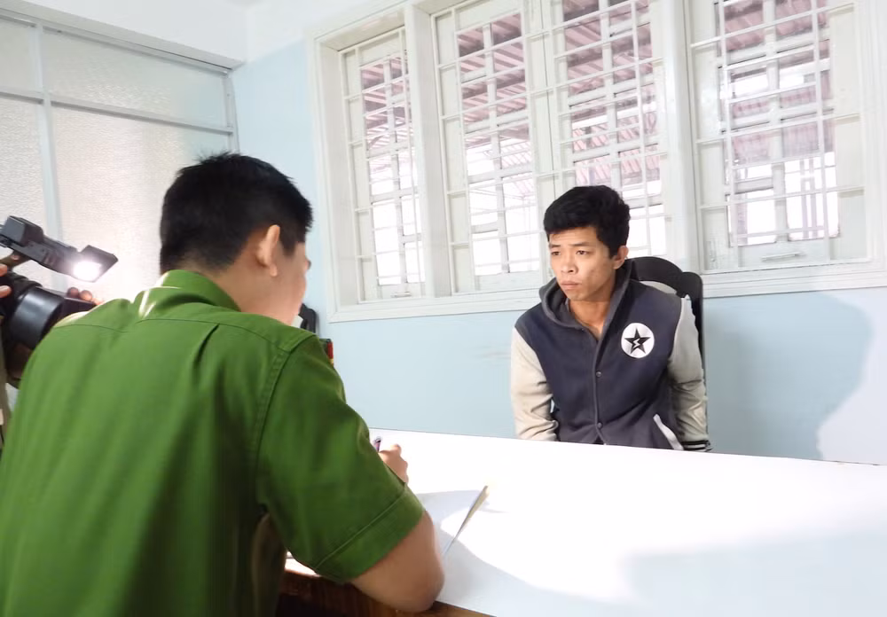 Đối tượng Lê Công Bình tại cơ quan điều tra. (Ảnh: Công an cung cấp)