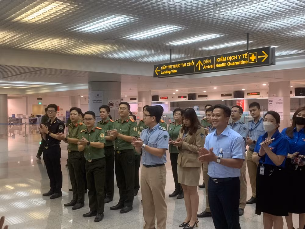 Đội tình nguyện hỗ trợ đón kiều bào Tết năm 2023 tại Sân bay Quốc tế Tân Sơn Nhất. (Ảnh: Cục Hải quan TP Hồ Chí Minh)