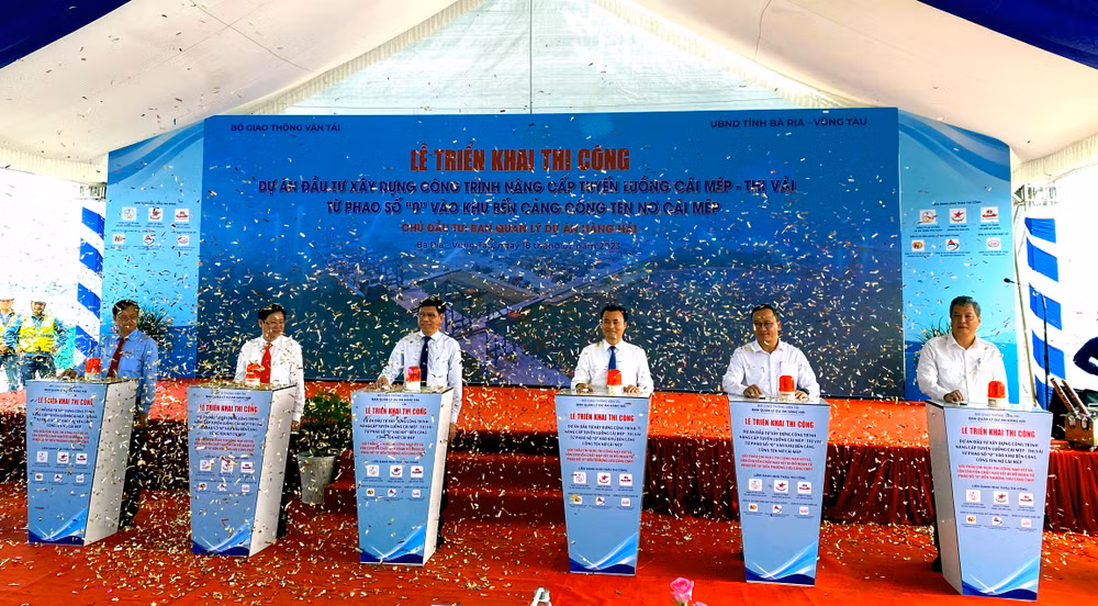Các đại biểu phát lệnh triển khai thi công Dự án đầu tư xây dựng công trình nâng cấp tuyến luồng Cái Mép-Thị Vải.