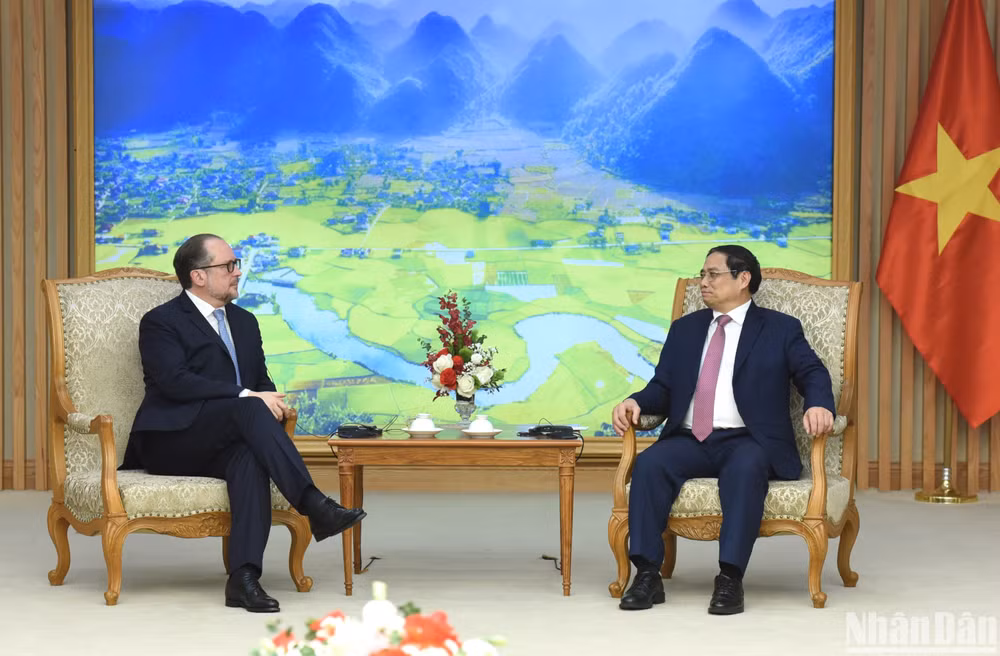 Thủ tướng Phạm Minh Chính tiếp Bộ trưởng Ngoại giao Cộng hòa Áo Alexander Schallenberg. (Ảnh: TRẦN HẢI)