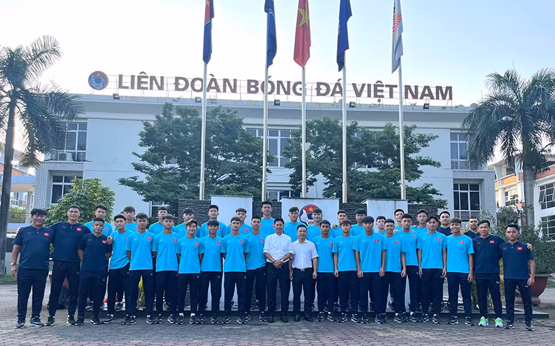 Các thành viên đội tuyển U17 Việt Nam trước giờ lên đường. (Ảnh: VFF)