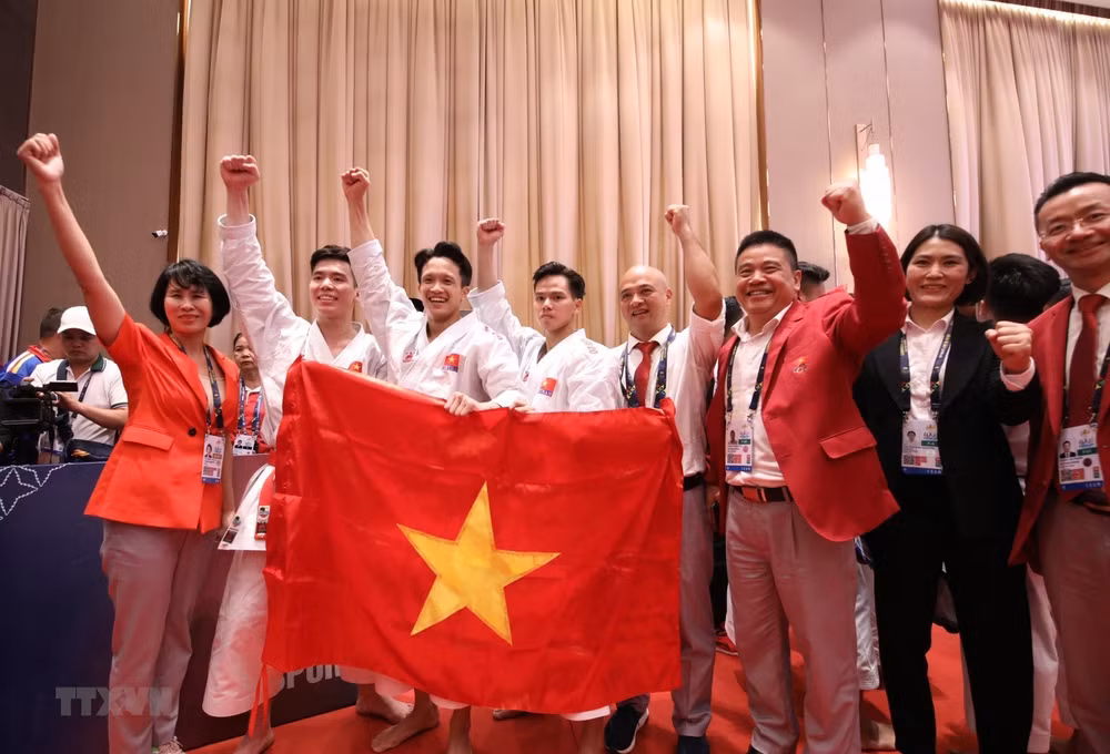 3 nam vận động viên Đội tuyển Karate Việt Nam (Phạm Minh Đức, Giang Việt Anh, Lê Hồng Phúc) xuất sắc giành Huy chương Vàng nội dung Kata đồng đội nam. (Ảnh: TTXVN)