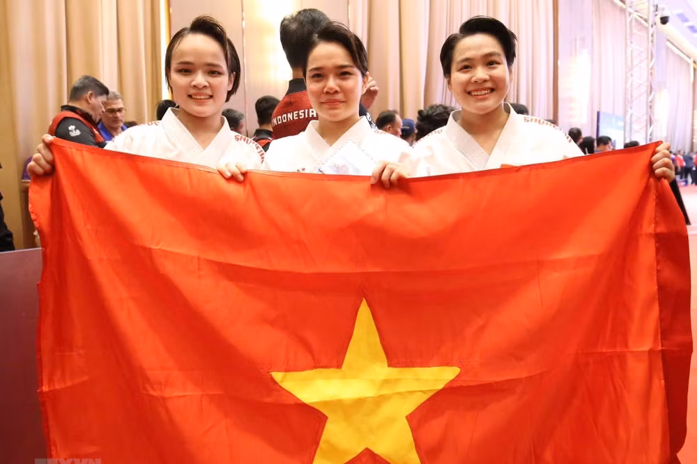 3 nữ vận động viên Đội tuyển Karate Việt Nam (Lưu Thị Thu Uyên, Nguyễn Ngọc Trâm, Nguyễn Thị Phương) giành Huy chương Vàng nội dung Kata đồng đội nữ. (Ảnh: TTXVN)