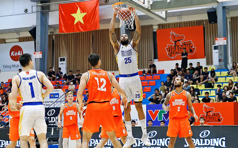 Trong trận đấu tối 24/6, Amir Williams gần như không có đối thủ ở khu vực cận rổ. 