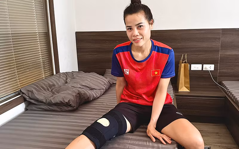 Trung vệ đội tuyển Việt Nam được kiểm tra chấn thương tại bệnh viện Vinmec. (Ảnh: VFF)