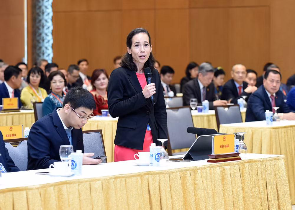 Bà Aurelia Nguyễn (kiều bào Pháp) phát biểu. Bà Aurelia Nguyễn (kiều bào Pháp) phát biểu.