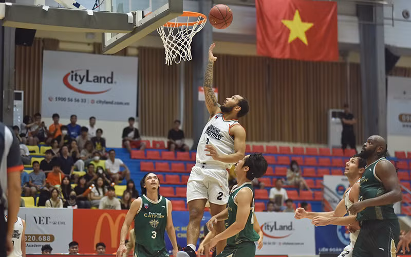 Jermaine Marrow giúp Danang Dragons thu ngắn cách biệt. Jermaine Marrow giúp Danang Dragons thu ngắn cách biệt.