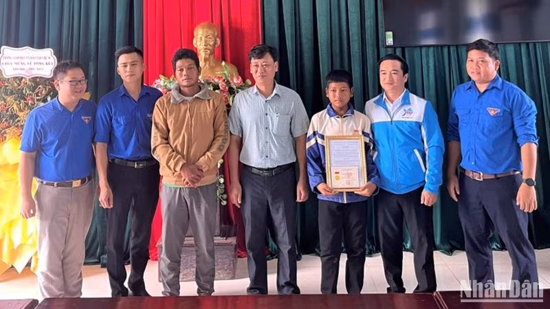 Em (thứ 3 từ phải qua) được tặng huy hiệu “Tuổi trẻ dũng cảm” vì hành động cứu 2 em nhỏ đuối nước. 