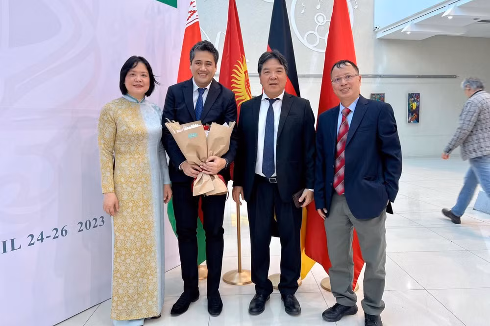 Đại sứ đặc mệnh toàn quyền Việt Nam tại Kazakhstan bà Phạm Thái Như Mai (trái) tặng hoa cho NSƯT Bùi Công Duy.