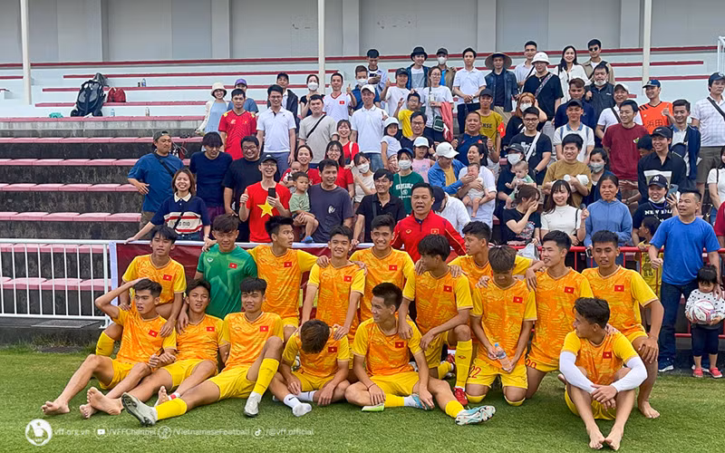 U17 Việt Nam giao lưu và chụp ảnh lưu niệm với các kiều bào sau trận đấu với U18 Honda FC. (Ảnh: VFF)