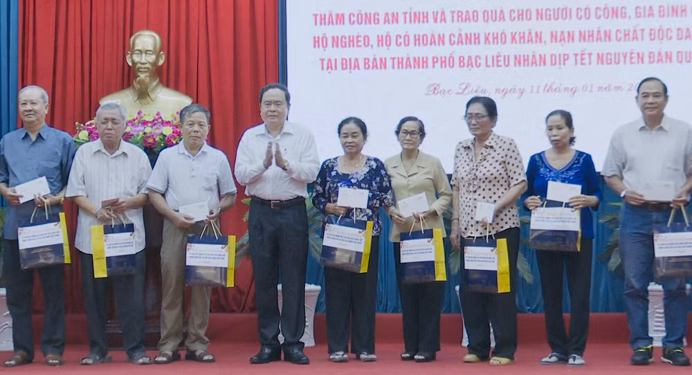 Đồng chí Trần Thanh Mẫn tặng quà Tết các gia đình khó khăn tại Bạc Liêu.