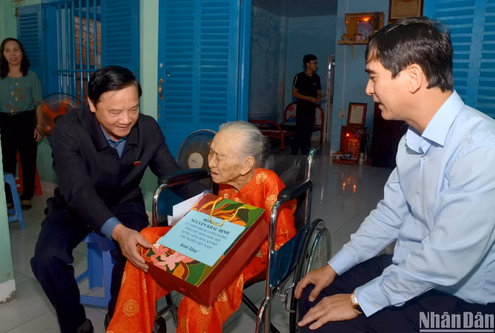 Đồng chí Nguyễn Khắc Định, Phó Chủ tịch Quốc hội tặng quà cho Mẹ Việt Nam Anh hùng Nguyễn Thị Sử, 101 tuổi ở phường Thanh Hải, thành phố Phan Thiết.