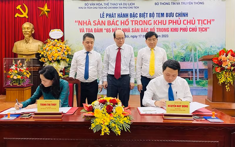 Đại diện lãnh đạo Bộ Văn hóa, Thể thao và Du lịch và Bộ Thông tin và Truyền thông thực hiện nghi thức ký bìa phát hành đặc biệt bộ tem.