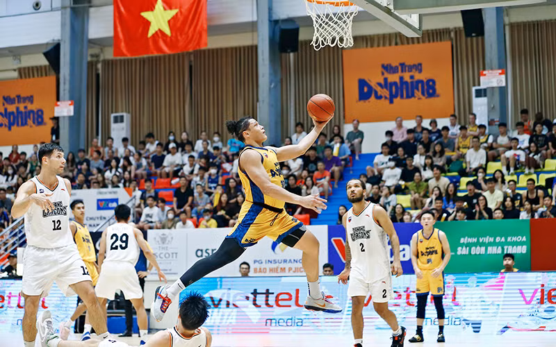 Dominique Tham lên rổ giữa vòng vây của các cầu thủ Danang Dragons.