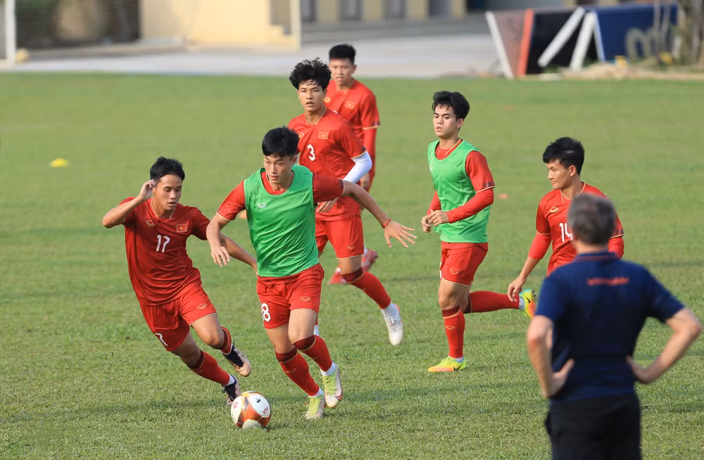 Huấn luyện viên Philippe Troussier theo sát các học trò trong buổi tập. (Ảnh: VFF)