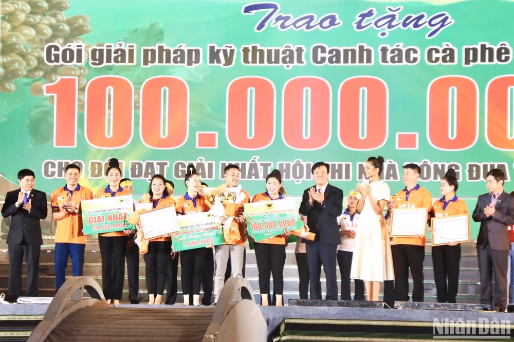 Ban tổ chức Hội thi Nhà nông đua tài năm 2023 trao giải nhất cho đội Sơn La.