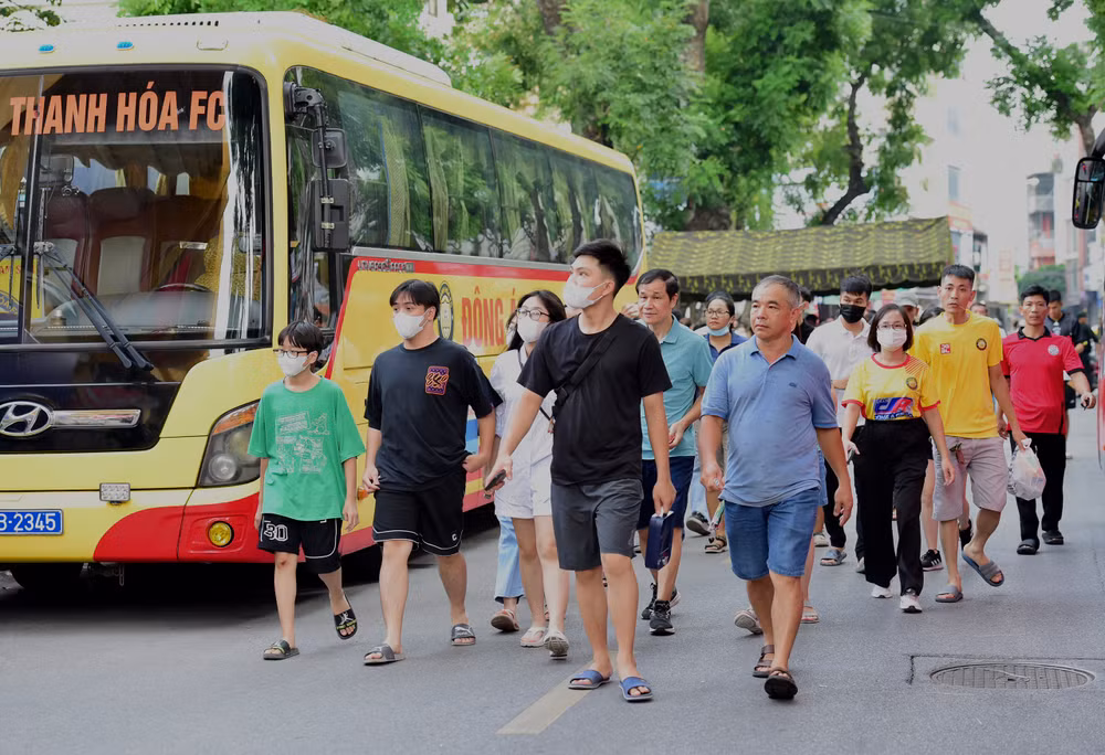 Trước trận đấu khoảng 2 tiếng, đã có rất nhiều cổ động viên tới sân.