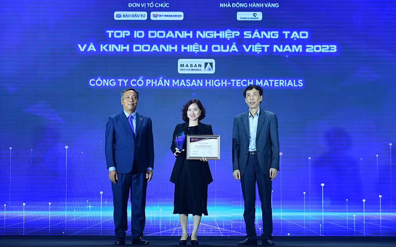 Đại diện MHT nhận chứng nhận và Cup Top 10 Doanh nghiệp kinh doanh hiệu quả và đổi mới sáng tạo Việt Nam 2023.