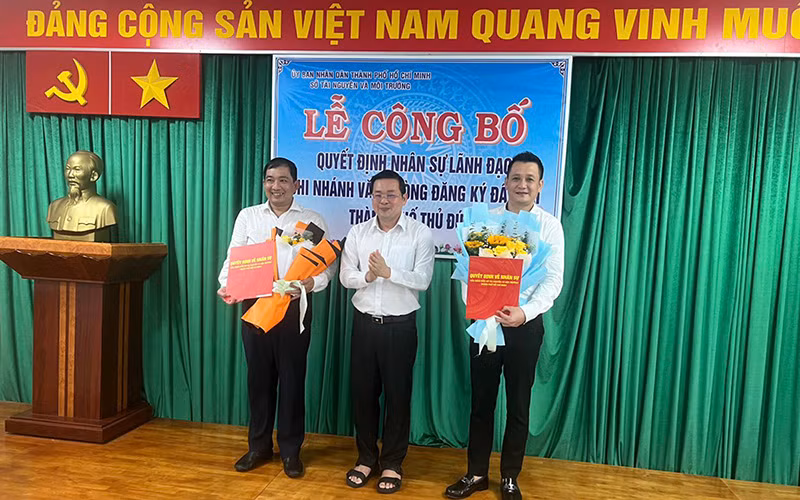 Ông Nguyễn Toàn Thắng, Giám đốc sở Tài nguyên và Môi trường Thành Phố Hồ Chí Minh (đứng giữa) trao quyết định điều động, bổ nhiệm cán bộ. 