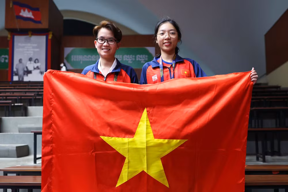 Hai nữ kỳ thủ Tôn Nữ Hồng Ân (trái) và Phạm Thanh Phương Thảo vinh dự khi giành vị trí cao nhất tại môn cờ ốc. 