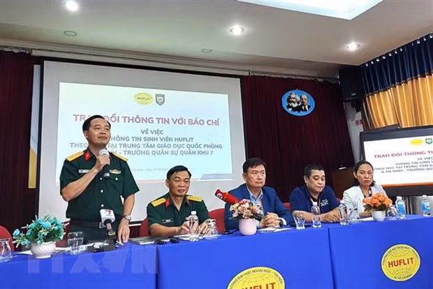 Đại tá Nguyễn Tiến Sơn, Chủ nhiệm Chính trị Trường Quân sự Quân khu 7 trao đổi thông tin với các cơ quan báo chí. (Ảnh: Thu Hoài/TTXVN)